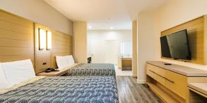 Day use twin room with private bathroom and workspace at Palace Inn Blue IAH East.