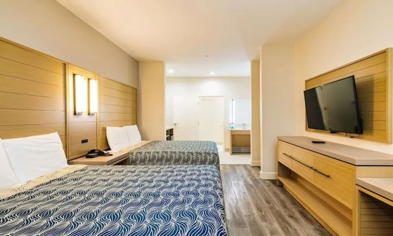 Day use twin room with private bathroom and workspace at Palace Inn Blue IAH East.