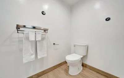 Day room with guest bathroom at Casablanca Inn.
