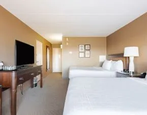 Day use twin room with workspace at Wyndham Omaha.