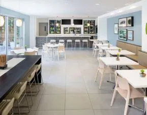 Dining area an on-site bar at Element Miami International Airport.