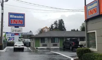 Parking area at Milwaukie Inn Portland South.