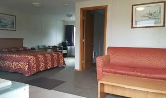 Day use room with sofa and bathtub at Milwaukie Inn Portland South.