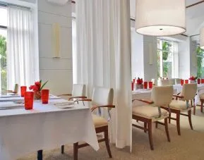 Dining area with natural light perfect for coworking at Pullman Miami Airport.