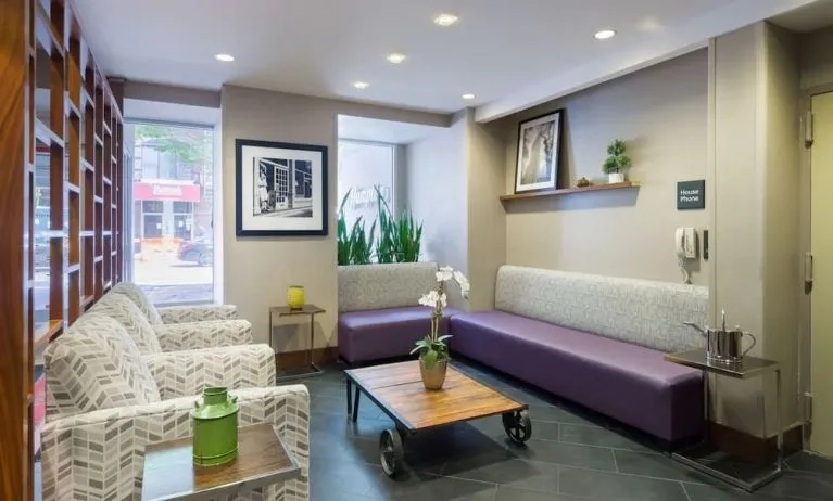 Lounge seating at Hampton Inn Manhattan Chelsea.