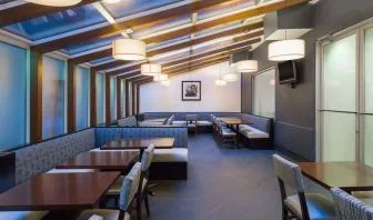 Dining area with comfortable seating at Hampton Inn Manhattan Chelsea.