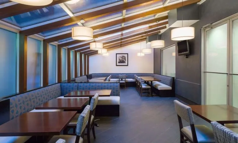Dining area with comfortable seating at Hampton Inn Manhattan Chelsea.
