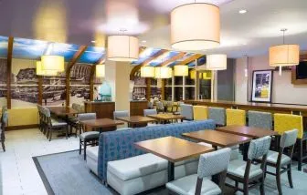 Dining area at Hampton Inn Manhattan - Madison Square Garden.