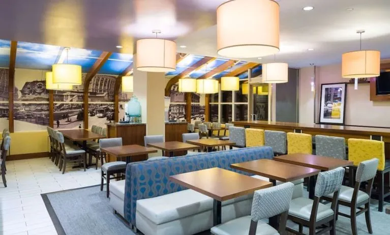 Dining area at Hampton Inn Manhattan - Madison Square Garden.