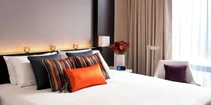 King bed at Courtyard By Marriott New York Manhattan/Central Park.