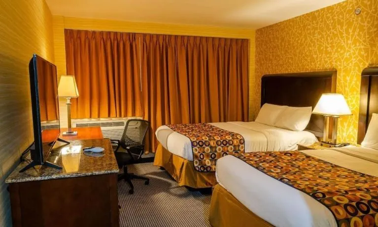 Day use twin room with work desk and private bathroom at Elmhurst Hotel.