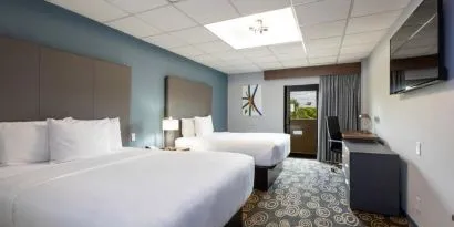 Day use twin room with work desk and private bathroom at Regency Miami Airport By Sonesta.