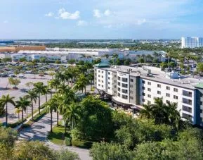 Exterior view and parking area at Courtyard Miami Dolphin Mall.