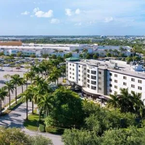 Exterior view and parking area at Courtyard Miami Dolphin Mall.