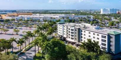 Exterior view and parking area at Courtyard Miami Dolphin Mall.