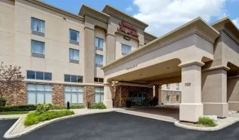 Hotel entrance at Hampton Inn And Suites Guelph.