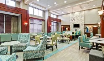 Lounge area at Hampton Inn And Suites Guelph.