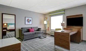 King room at Hampton Inn And Suites Guelph.