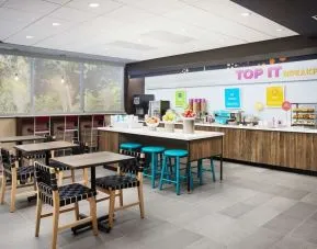 Dining room at Tru By Hilton Atlanta Northlake Parkway.