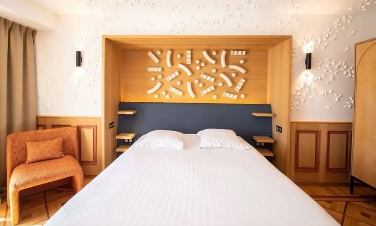 Day use room with natural light at Splendid Hotel & Spa Nice.