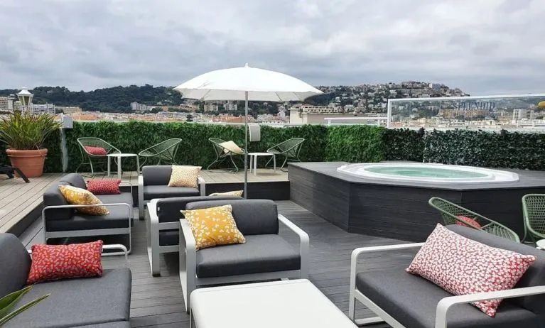 Jacuzzi tub and coworking space in rooftop of Splendid Hotel & Spa Nice.