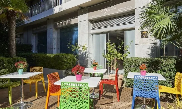 Alfresco dining perfect for coworking at Splendid Hotel & Spa Nice.