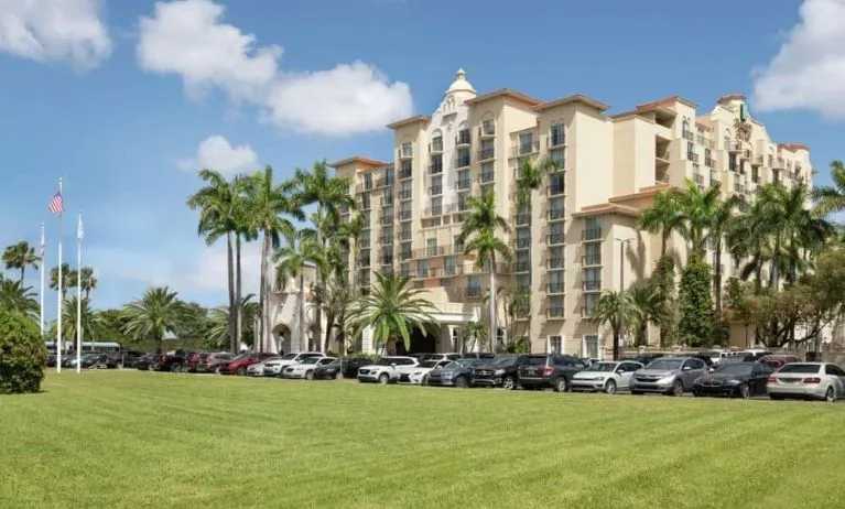 Exterior view and parking area of Embassy Suites By Hilton Miami - International Airport.