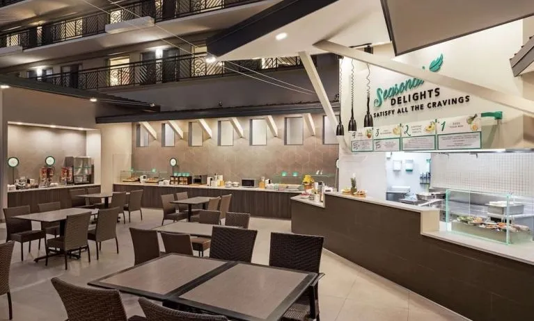 Dining area at Embassy Suites By Hilton Miami - International Airport.