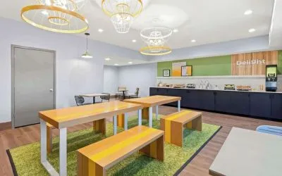 Dining area perfect for coworking at Spark By Hilton Fountain Hills Scottsdale.