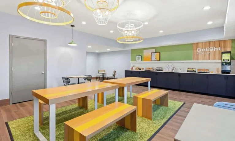 Dining area perfect for coworking at Spark By Hilton Fountain Hills Scottsdale.