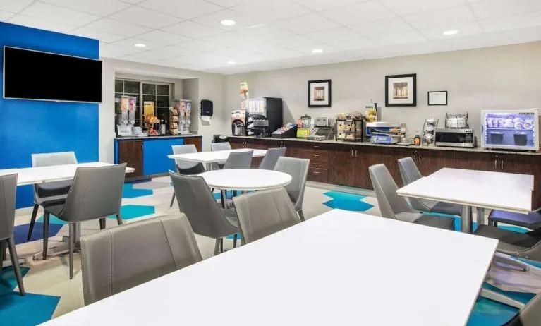 Dining room at Microtel Inn And Suites By Wyndham Austin Airport.