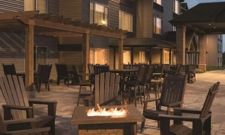 Outdoor fire pit at Country Inn & Suites By Radisson Mankato Hotel.