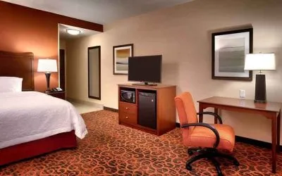 Beautiful delux king room with work area at Hampton Inn Omaha/West-Dodge Road (Old Mill).