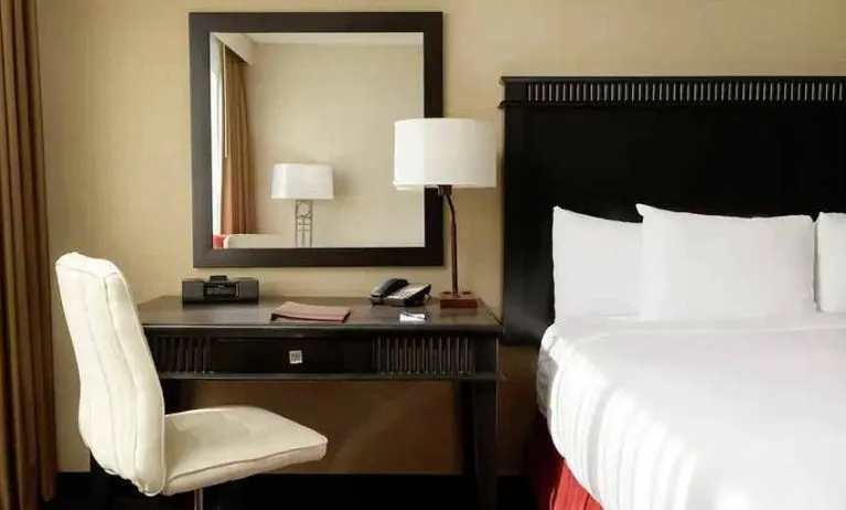 Each room is equipped with a work desk that is perfect for online work at DoubleTree by Hilton Los Angeles Downtown.