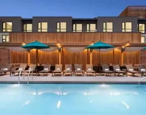 beautiful outdoor pool with sunbeds and seating area at Hilton Garden Inn Boulder.
