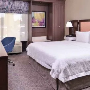 Comfortable king size bed in a hotel room at the Hampton Inn Albuquerque, University-Midtown (UNM).