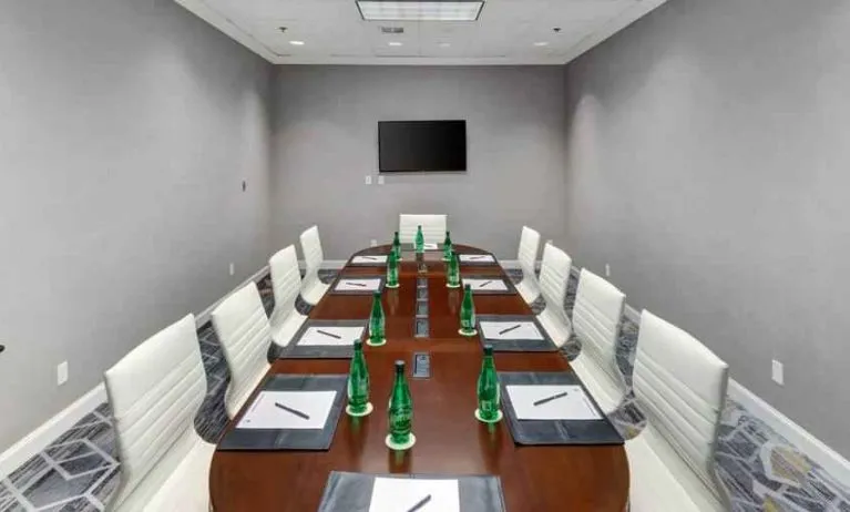 Small meeting room with screen at the DoubleTree by Hilton Wichita Airport.