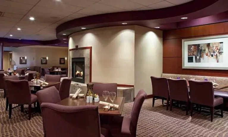 Breakfast area perfect for coworking at the DoubleTree Suites by Hilton Cincinnati-Blue Ash.