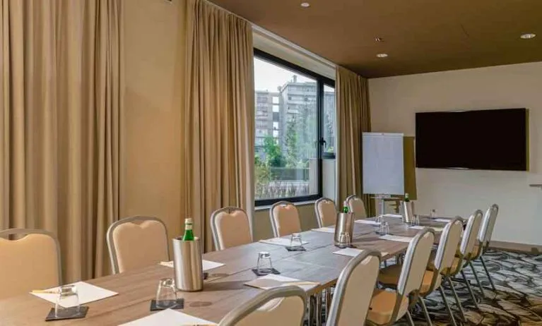 Meeting room with TV screen at the DoubleTree by Hilton Brescia.