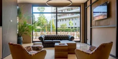 Hotel workspace with sofas at the DoubleTree by Hilton Brescia.