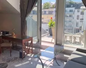 Working station by the window at the Hilton Mainz City.
