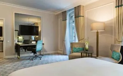 Working station with desk at the Hilton Paris Opera.