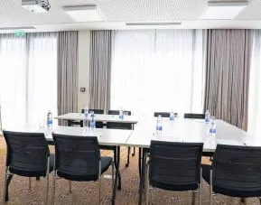 Meeting room with u shape table at the Hampton by Hilton Toulouse Airport.