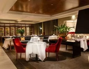 Dining area perfect for co-working at the Hilton Amsterdam.
