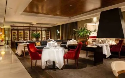 Dining area perfect for co-working at the Hilton Amsterdam.