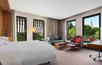 King bedroom with working station at the Hilton The Hague.