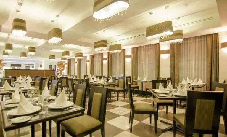 Dining area perfect for co-working at the Hilton Garden Inn Tuxtla Gutierrez.