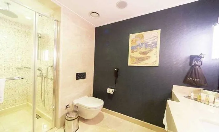 spacious and clean bathroom and shower at DoubleTree by Hilton Istanbul Topkapi.