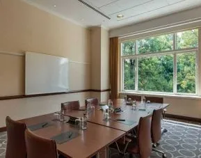 professional meeting room with lots of natural light at Adana HiltonSA.