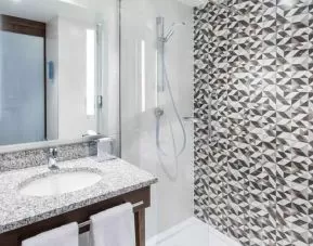 Guest bathroom at the Hampton by Hilton Gdansk Oliwa.